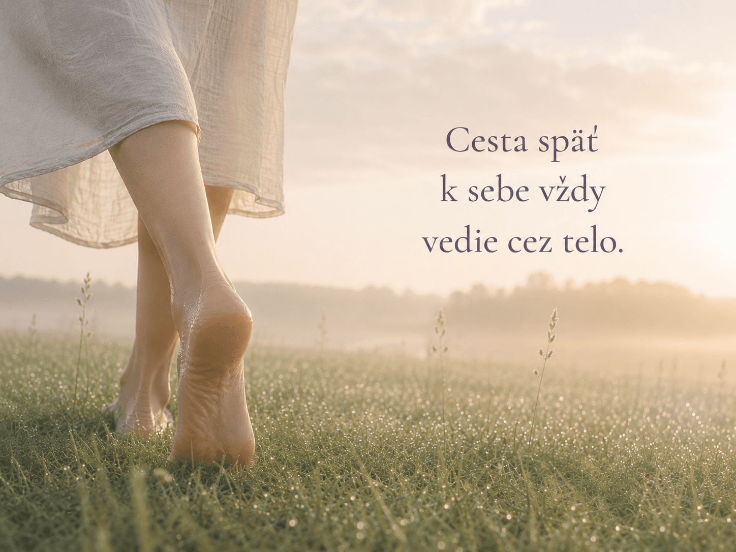 "kráčajúca žena po tráve"