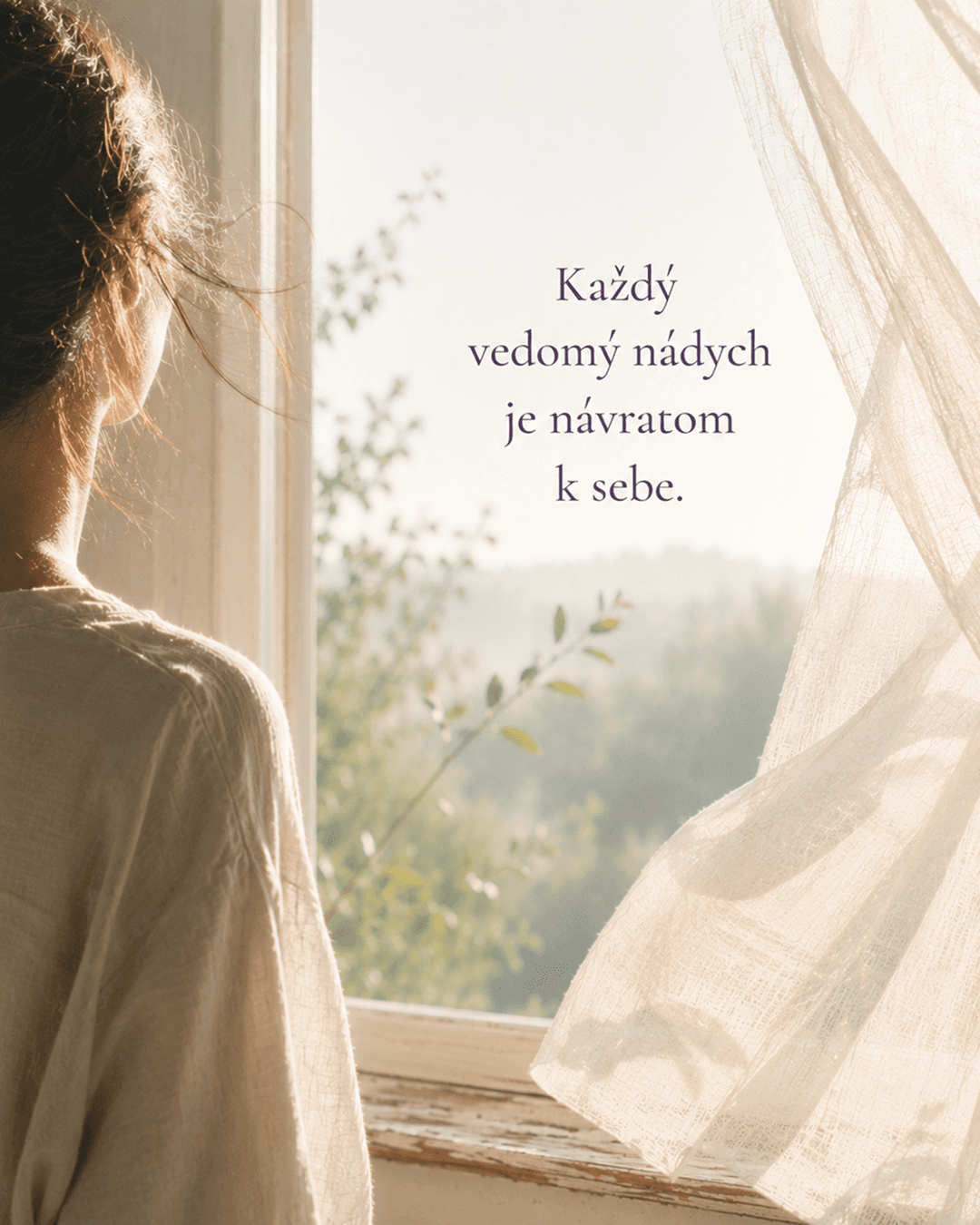 "žena pri otvorenom okne do záhrady"